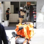 Repartidores recogen los pedidos en “cocinas fantasma“ en el madrileño distrito de Tetuán