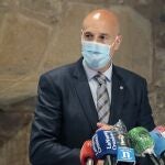 El alcalde de León, José Antonio Diez, acompañado de la concejala de Acción y Promoción Cultural, Evelia Fernández, firma un convenio de colaboración con la Universidad de Washington