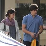 Carlos Fitz James Stuart y Solís con Belén Corsini por las calles de Madrid.