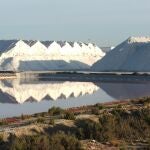 Montañas de salinas en el Parque Regional Salinas y Arenales de San Pedro del Pinatar (Murcia)