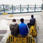 En la imagen, tres menores de edad marroquíesmllegados a Ceuta EFE/Manuel Rus