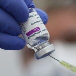Un profesional sanitario extrae una dosis de un vial de AstraZeneca
