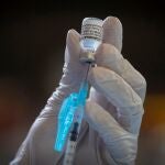 Una enfermera extrae una dosis de un vial de la vacuna contra el Covid-19