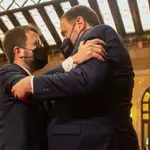 El nuevo presidente de la Generalitat, Pere Aragonès (i) es felicitado por del presidente de ERC, Oriol Junqueras (d) tras ser elegido por mayoría absoluta en la segunda jornada del debate de investidura celebrado en el Parlament este viernes.