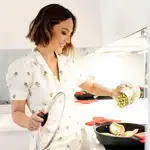 Tamara Falcó con vestido parisino para cocinar.