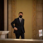 El vicepresidente en funciones del Govern, acompañado por su mujer, Janina Juli Pujol, a su llegada al pleno de investidura como candidato a la Presidencia de la Generalitat, a 21 de mayo de 2021, en Barcelona