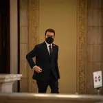 El vicepresidente en funciones del Govern, acompañado por su mujer, Janina Juli Pujol, a su llegada al pleno de investidura como candidato a la Presidencia de la Generalitat, a 21 de mayo de 2021, en Barcelona