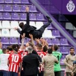 Diego Simeone es manteado por los jugadores del Atlético de Madrid.