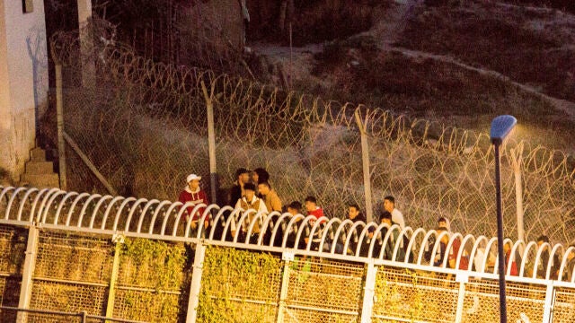 Varios marroquíes intentan llegar a suelo español desde la frontera que separa Melilla y Marruecos, a 21 de mayo de este año Ángela Ríos / Europa Press21/05/2021
