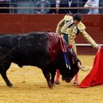 Juan Ortega da un pase a su primer toro en el décimo festejo de la Feria de San Isidro, en el Palacio de Vistalegre, con toros de la ganadería de Garcigrande. EFE/Zipi