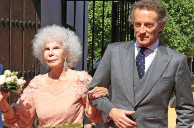 Cayetana de Alba, en su tercera boda, con Alfonso Díez Cayetana de Alba, en su tercera boda, con Alfonso Díez