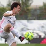 GRAF4059. MADRID, 22/05/2021.- El defensa del Real Madrid Álvaro Odriozola realiza un control durante un partido correspondiente a la última jornada de LaLiga Santander disputado entre el Real Madrid y el Villarreal CF en el estadio Alfredo Di Stéfano en Madrid, este sábado. EFE/ . EFE/ Rodrigo Jiménez