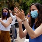 La ministra de Derechos Sociales, Ione Belarra (d), y la ministra de Igualdad, Irene Montero, aplauden durante la presentación de todos los miembros de su candidatura a la cuarta asamblea ciudadana estatal de Podemos (Vistalegre IV)