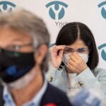 La ministra de Sanidad, Carolina Darias, escucha la intervención ante los periodistas del presidente de la Fundación Canaria Yrichen, Jorge Hernández), durante la visita que realizó este sábado a la sede de esta organización, que desde 1989 ayuda a rehabilitarse a personas con adicciones