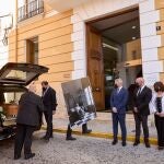 El Ayuntamiento de Oliva ha abierto este sábado, poco después de las 10 horas, la capilla ardiente con los restos mortales del poeta Francisco Brines