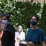 MADRID, 22/05/2021.- Fernando Fitz-James Stuart y Sofía Palazuelo, a su llegada este sábado al Palacio de Liria donde hoy se celebra la boda entre el hijo pequeño del duque de Alba, Carlos Fitz-James Stuart, y Belén Corsini, EFE/Fernando Villar