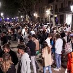 Imagen de uno de los botellones celebrados la noche del sábado en Barcelona, en este caso en el Paseo del Born