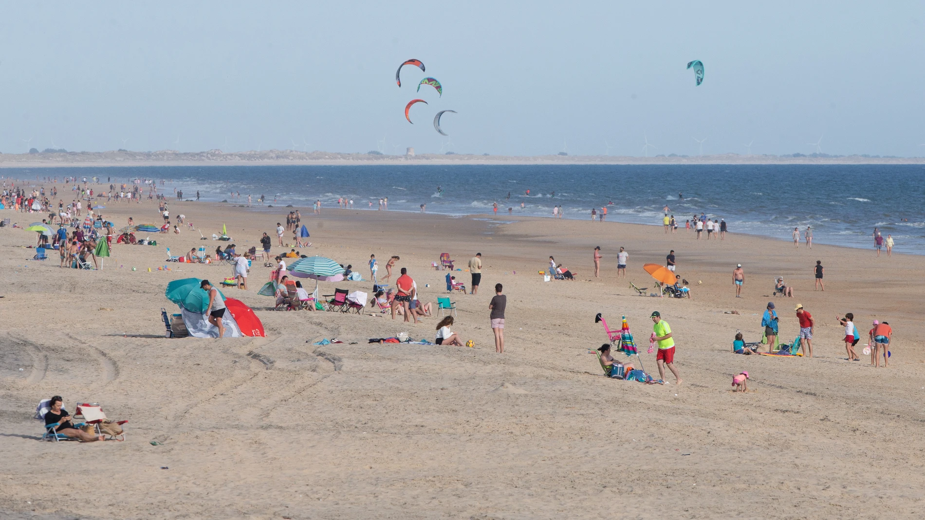 Las playas de Matalascañas, en Huelva, comenzaron a llenarse con los primeros días de calor en Andalucía