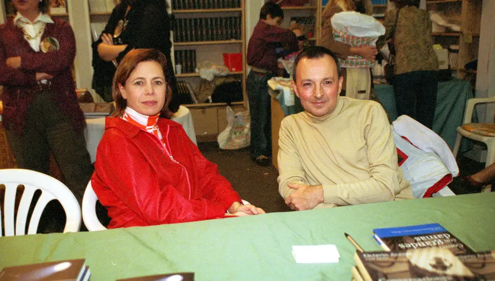 AGATHA RUIZ DE LA PRADA Y OCTAVIO ACEVES EN EL RASTRILLO DE NUEVO FUTURO