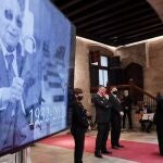 El president de la Generalitat, Ximo Puig (c), el ministro de Cultura y Deporte, José Manuel Rodríguez Uribes (d), y el president de Les Corts, Enric Morera (2º i), en la capilla ardiente del poeta valenciano y último Premio Cervantes, Francisco Brines, en el Palau de la Generalitat que acoge en un solemne homenaje póstumo previo a su entierro para que el mundo de la cultura y la sociedad valenciana rindan sus honores ante el poeta mediterráneo de la tolerancia y las emociones