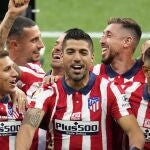 Luis Suárez celebra el título en el césped del Metropolitano