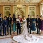 El conde de Osorno Carlos Fitz-James Stuart (5i) y Belén Corsini (5d), acompañados por (i-d) Bernardo Horta e Costa, Borja Moreno Santamaría, Borja Corsini, Mónica Corsini, Duques de Huéscar, Gonzalo Corsini y María Corsini, tras su enlace matrimonial, ayer sábado en el palacio de Liria, en Madrid.
