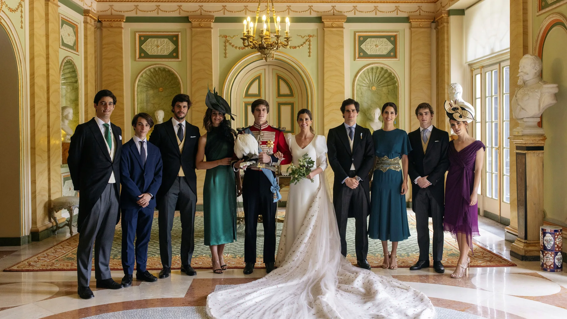 El conde de Osorno Carlos Fitz-James Stuart (5i) y Belén Corsini (5d), acompañados por (i-d) Bernardo Horta e Costa, Borja Moreno Santamaría, Borja Corsini, Mónica Corsini, Duques de Huéscar, Gonzalo Corsini y María Corsini, tras su enlace matrimonial, ayer sábado en el palacio de Liria, en Madrid.