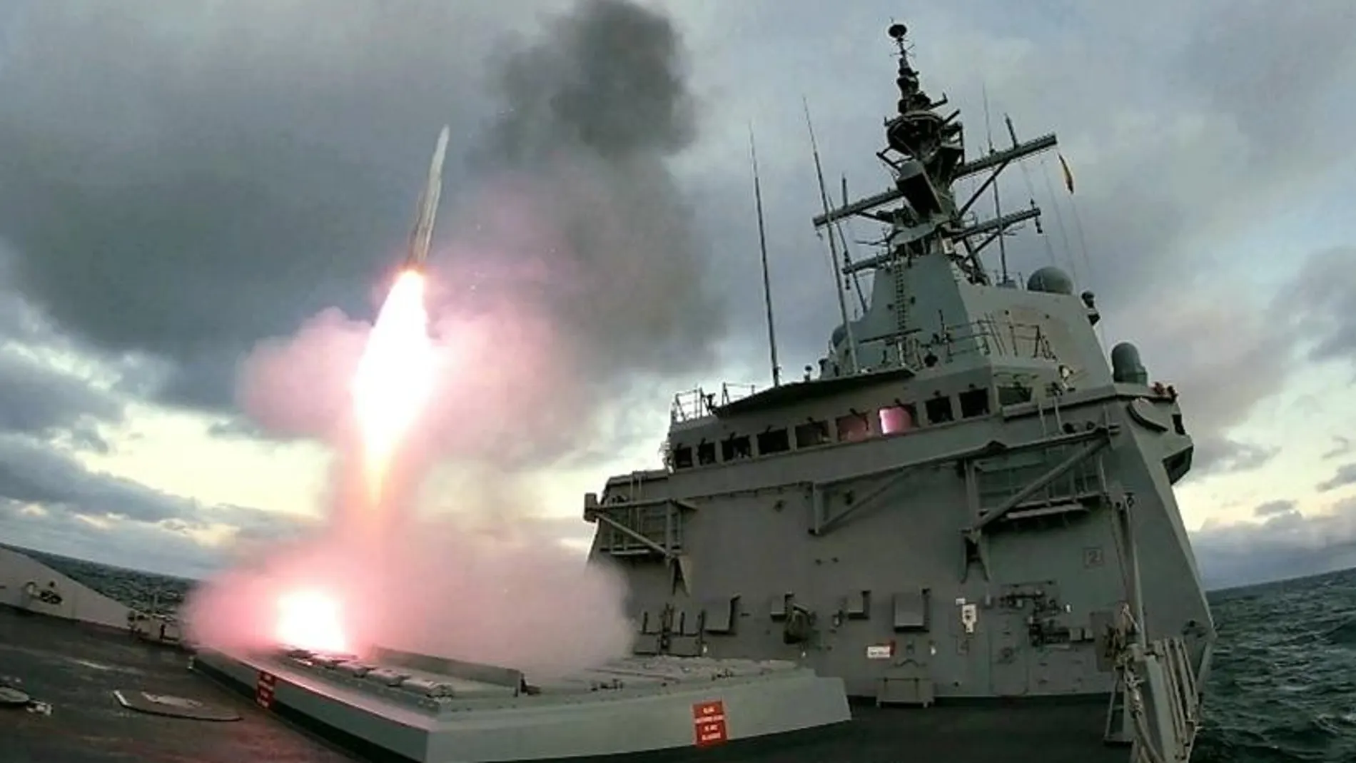 Lanzamiento del misil desde la fragata "Cristóbal Colón"