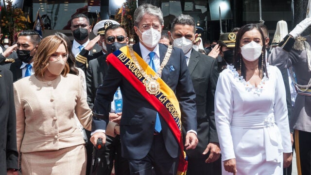 El recién investido presidente de Ecuador Guillermo Lasso abandona la Asamblea Nacional junto a su mujer