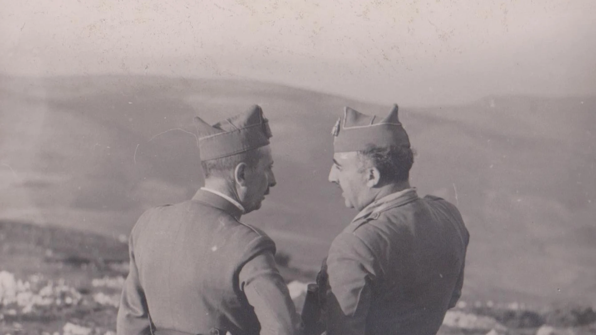 Fidel Dávila (izquierda) y Francisco Franco