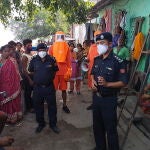 West Bengal (India), 23/05/2021.- A handout photo made available by India's National Disaster Response Force (NDRF) shows NDRF personnel making an announcement for the evacuation of the coastal area in West Bengal, India, 23 May 2021 (issued on 24 May 2021). According to the India Meteorological Department (IMD), cyclone Yaas which is likely to intensify into a 'severe cyclonic storm' will make landfall in the coastal area of West Bengal, Odisha. EFE/EPA/NATIONAL DISASTER RESPONSE FORCE / HANDOUT BEST QUALITY AVAILABLE HANDOUT EDITORIAL USE ONLY/NO SALES