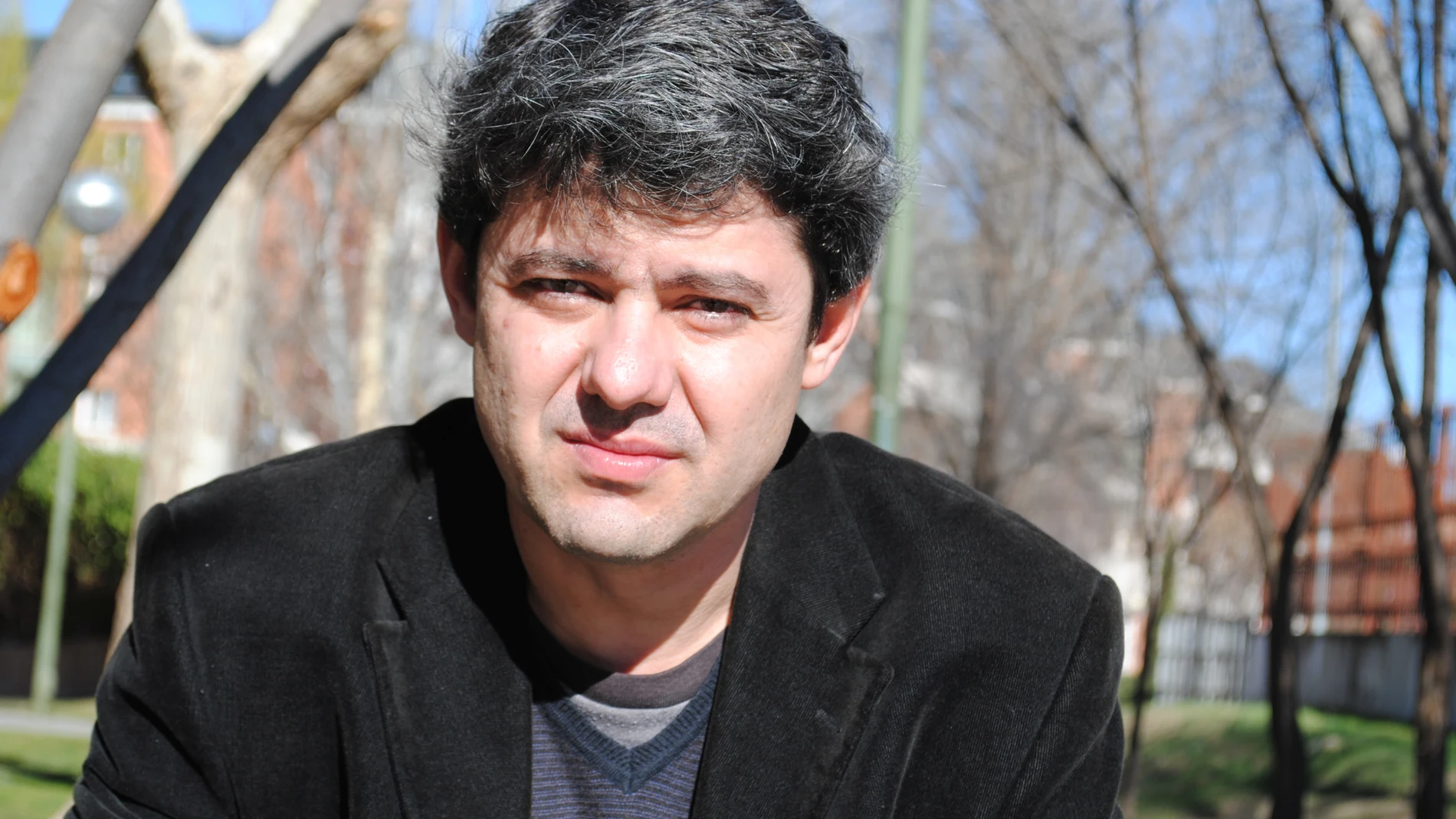 El escritor compagina sus novelas con adaptaciones literarias para la pequeña pantalla