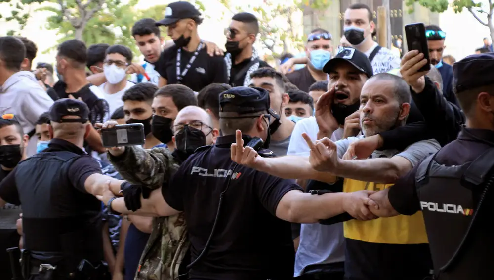 Contramanifestación a las puertas del hotel donde se alojaba ayer Abascal en Ceuta