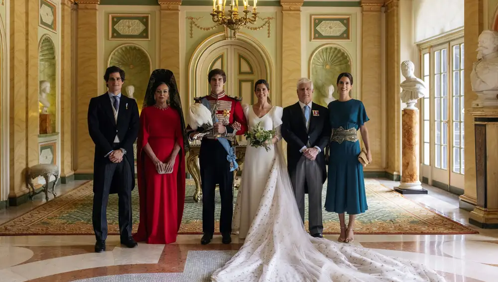 El conde de Osorno Carlos Fitz-James Stuart (3i) y Belén Corsini (3d), acompañados por (i-d) el duque de Huéscar, Matilde Solís, duque de Alba y Sofía Palazuelo
