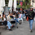 Un grupo de personas en la terraza de un establecimiento de restauración de Madrid