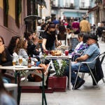 Imagen de terrazas de bares y restaurantes en el centro de Madrid.