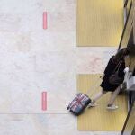 Una pasajera en la terminal T4 del Aeropuerto Adolfo Suárez - Madrid Barajas.