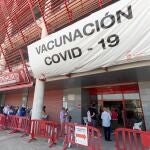Decenas d epersonas hacen cola para recibir la segunda dosis de la vacuna contra la covid este martes en el estadio murciano de Nueva Condomin