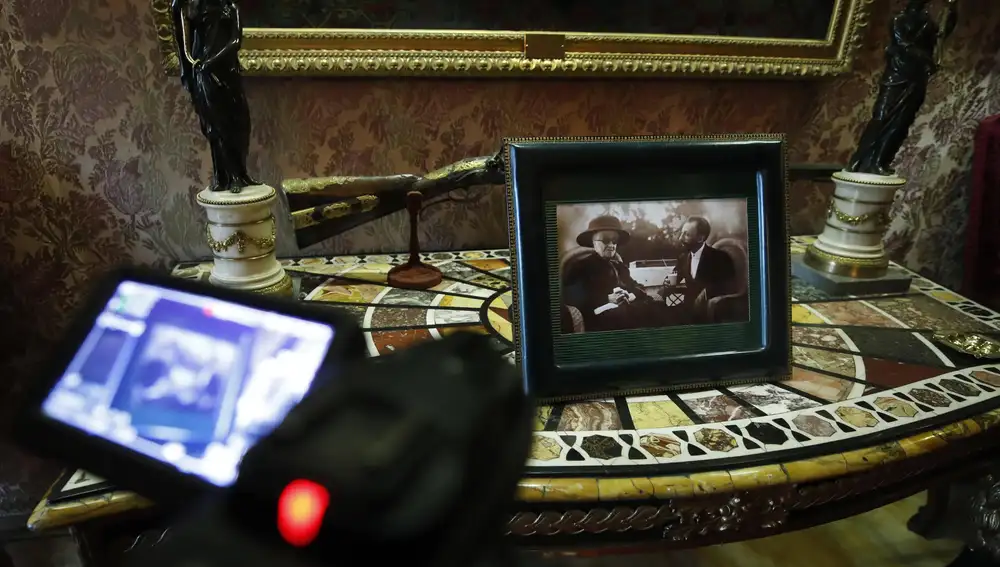 Cuadro de la emperatriz Eugenia, junto al doctor Barraque. Efe