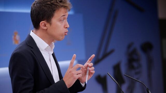 El portavoz de Más País, Íñigo Errejón, durante la rueda de prensa ofrecida este martes en el Congreso, previa a la reunión de la Junta de Portavoces
