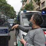 Una mujer, perteneciente a activistas vinculados a sindicatos de la vivienda de Barcelona, frente a los Mossos d'Esquadra en una ocupación de la sede de ERC en la calle Calàbria en protesta por el desahucio del bloque Llavors este martes por la mañana, a 25 de mayo de 2021, en Barcelona, Catalunya (España). En el desahucio han participado agentes antidisturbios de los Mossos d'Esquadra, que también se han trasladado a la sede de ERC. En un comunicado, el Sindicat de Barri de Poble Sec ha lamentado que la intervención de los antidisturbios supone "un incumplimiento del acuerdo con la CUP" del nuevo presidente de la Generalitat, para retirar a los antidisturbios de los desahucios. Los activistas en la sede aseguran que "no se marcharán" hasta que no cese la intervención policial en el bloque Llavors, donde se ha producido una concentración para impedir el paso de la comitiva judicial que debe llevar a cabo el desahucio.25 MAYO 2021;BARCEL