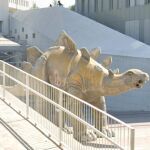 Imagen de la estatua de un estegosaurio en Santa Coloma, donde hallaron el cadáver de un hombre