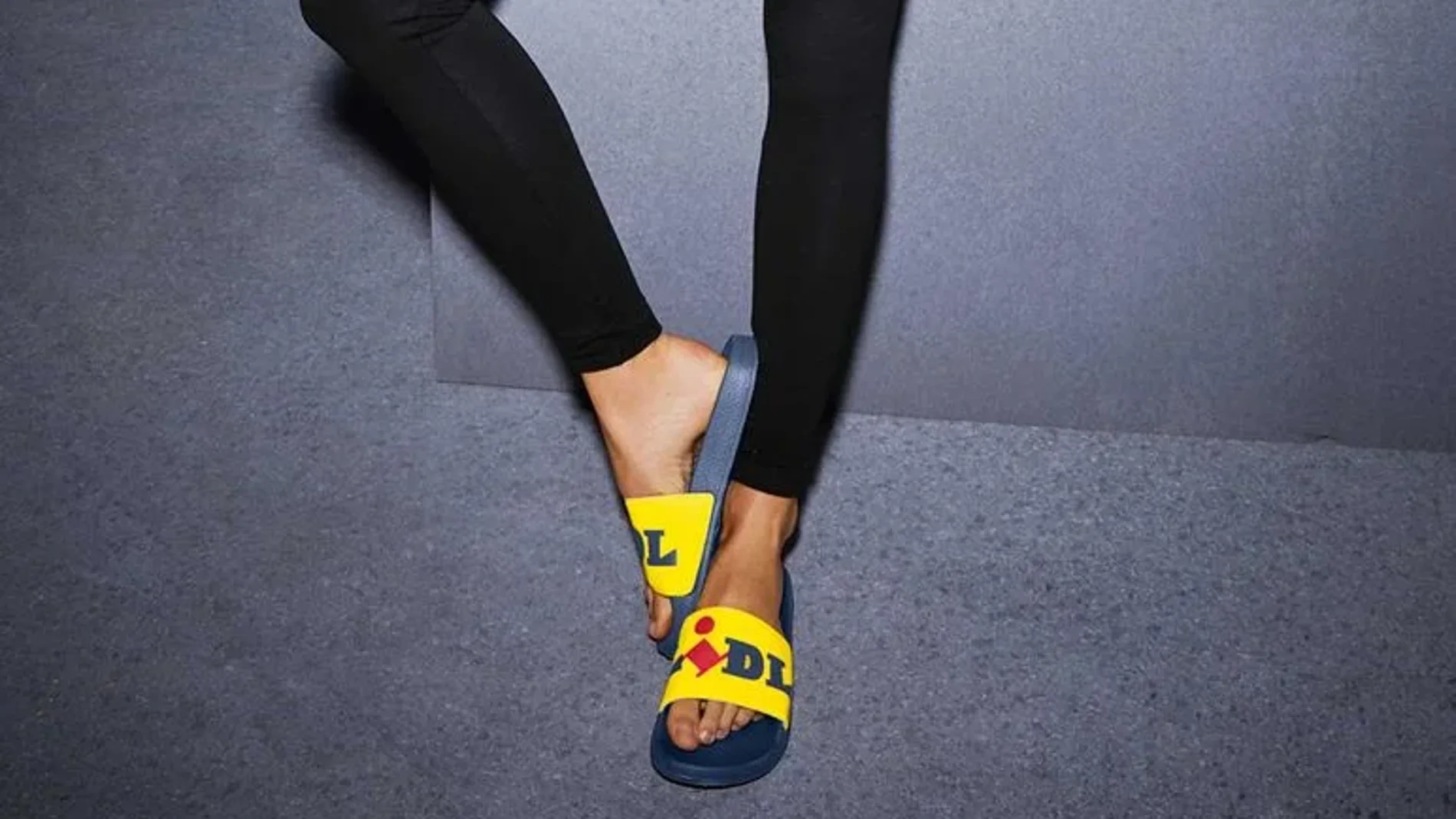 Chanclas con el logotipo de Lidl