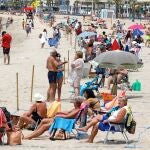 Vista general de la playa de Levante de Benidorm, donde se estima una ocupación hotelera del 65 por ciento en agosto.