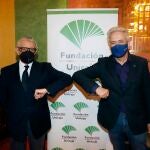 El presidente de la Fundación Unicaja, Braulio Medel, y el presidente de AIOM y director de la Unidad de Oncología Intercentros de los Hospitales Universitarios Regional y Virgen de la Victoria de Málaga, Emilio Alba