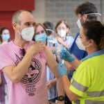 Un ciudadano recibe la segunda dosis de AstraZéneca contra el covid-19 este martes en el estadio Nueva Condomina de Murcia