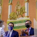 La presidenta de la Cámara, Marta Bosquet (i), junto al portavoz parlamentario de Vox y secretario tercero de la Mesa, Manuel Gavira (d), y el secretario segundo, Andrés Manuel Gonzalez, del PP
