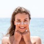 Para tomar el sol con seguridad, debe aplicarse crema solar 30 minutos antes de tomar el sol, renovar la fotoprotección cada dos horas y debes volver a aplicarlo tras bañarse o secarse | Fuente: Europa Press