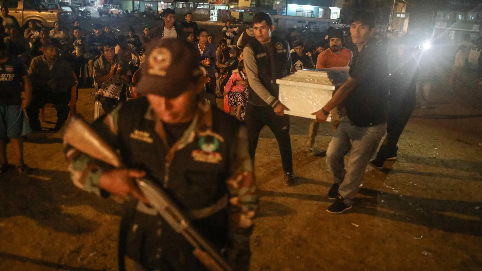 Varias personas cargan un ataúd durante un velorio en la madrugada del miércoles para recordar las víctimas del ataque de Sendero Luminoso en San Miguel del Este (Perú)