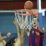 Pau Gasol intenta anotar en un partido ante el PAOK correspondiente a la Euroliga de la temporada 2000/2001